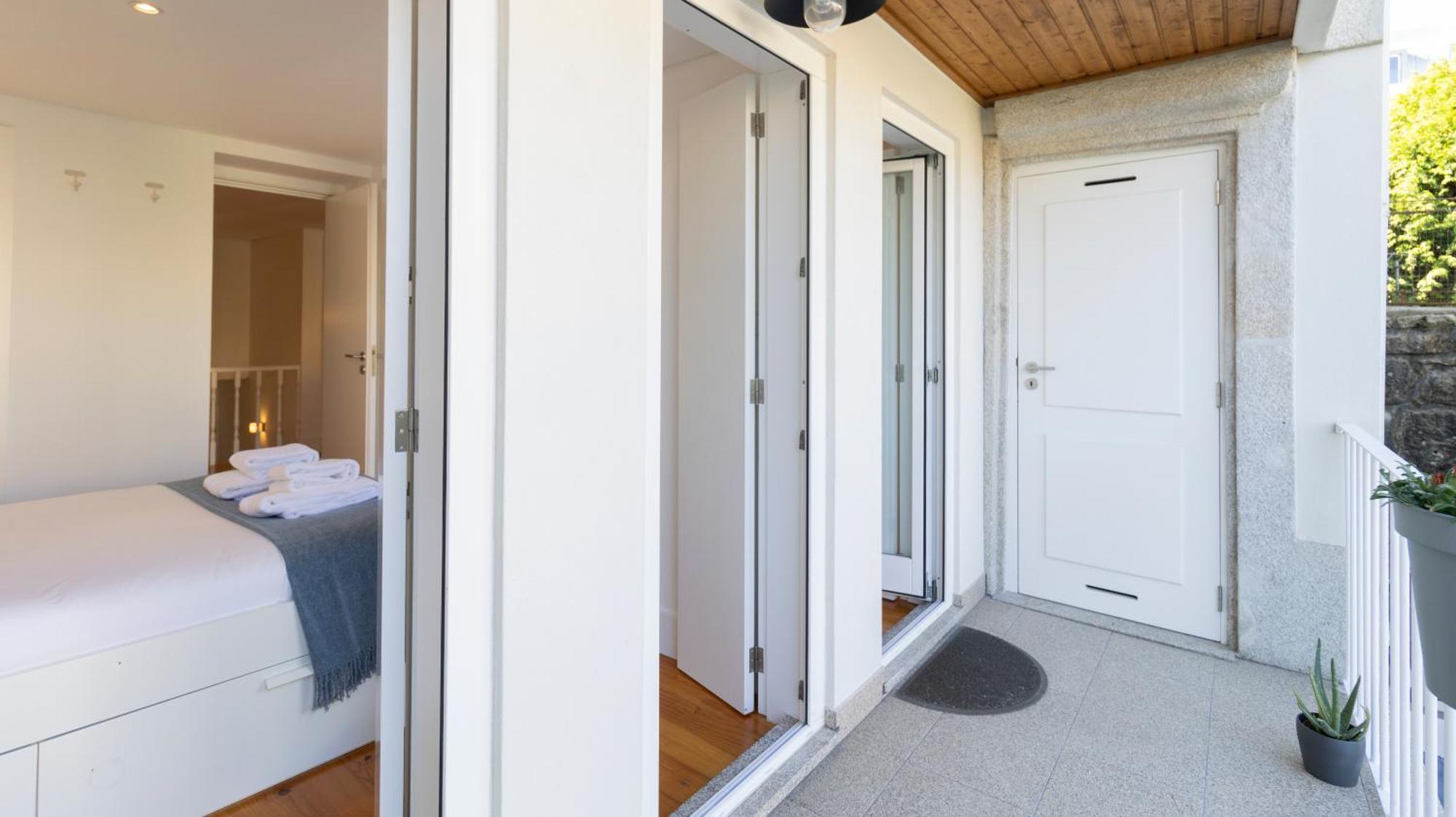 City Center Duplex W Patio By Lovelystay Porto Bagian luar foto