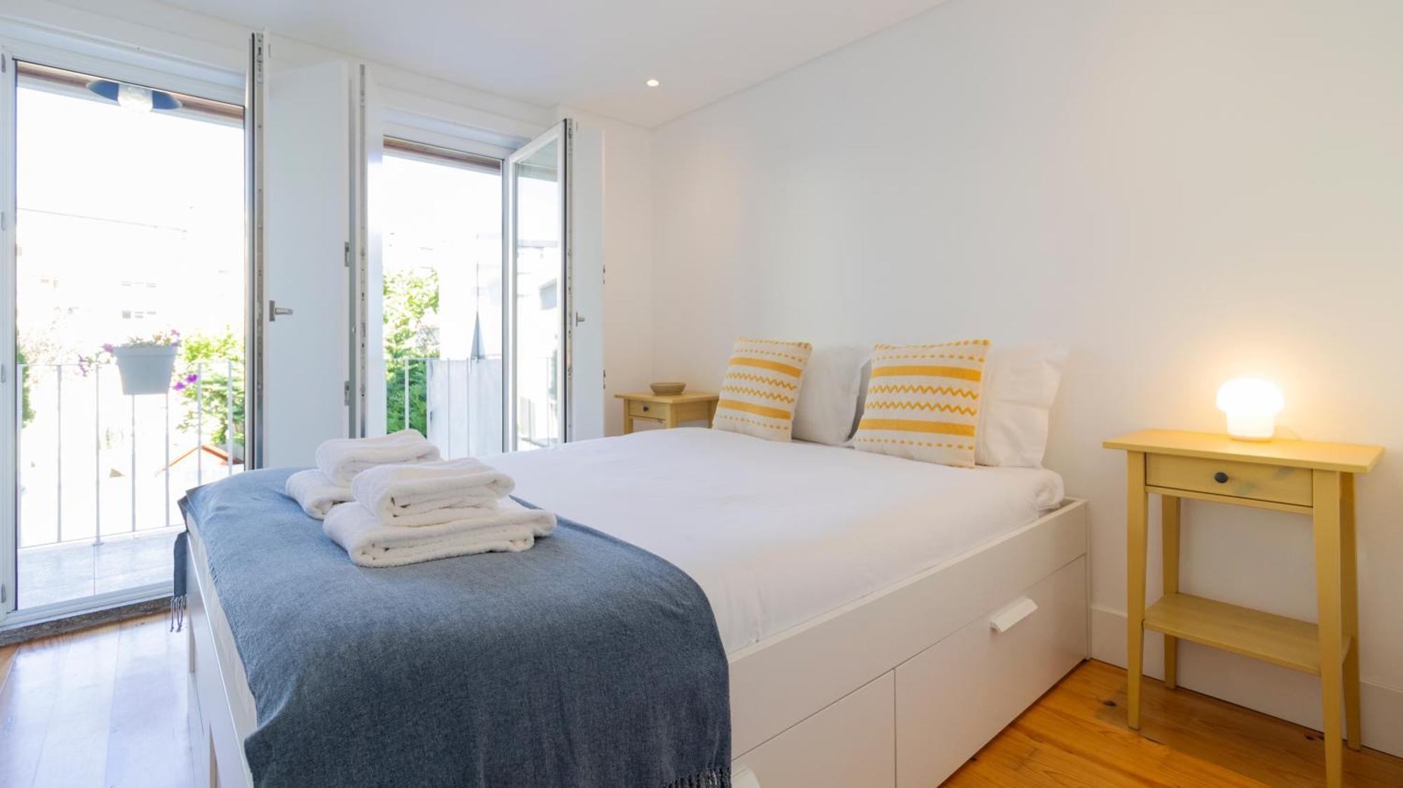 City Center Duplex W Patio By Lovelystay Porto Bagian luar foto