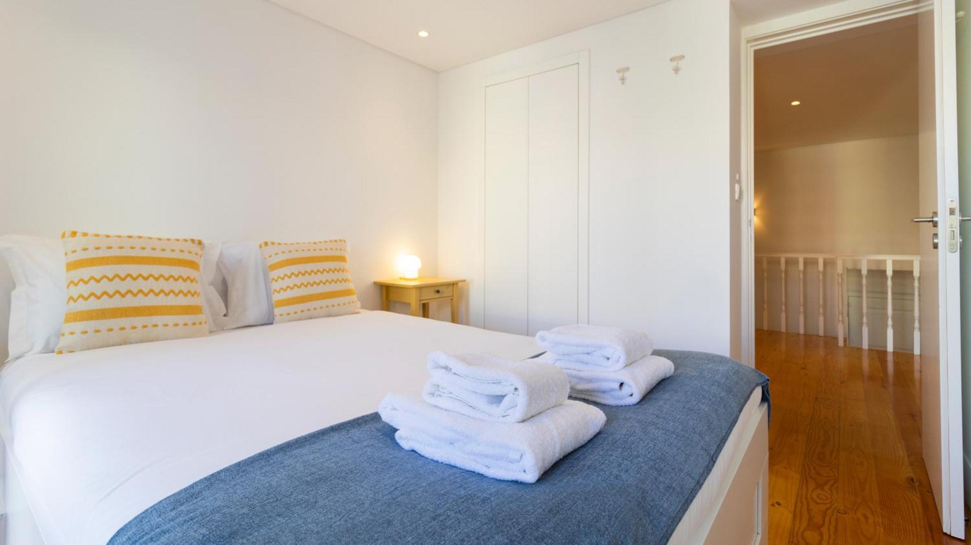 City Center Duplex W Patio By Lovelystay Porto Bagian luar foto